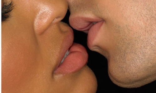 Man-and-woman-kissing-009.jpg